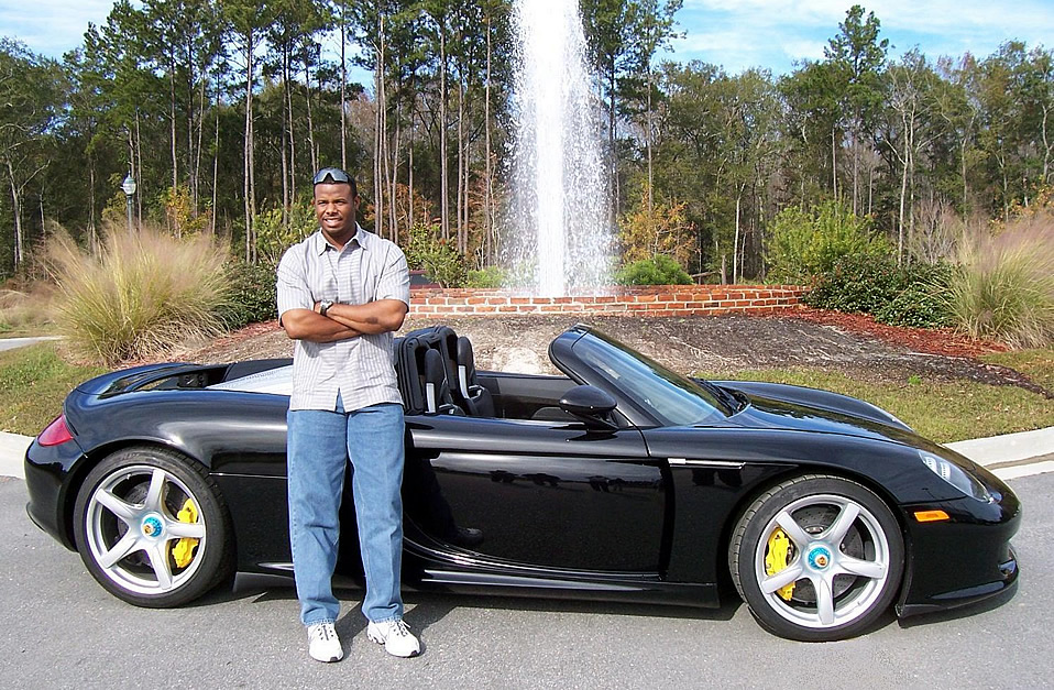 Ken Griffey Jr y su Porsche Carrera GT. Foto: Motor1. com