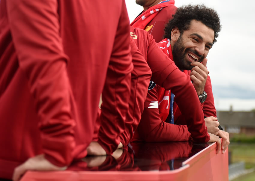 Mohamed Salah en el autobús durante el desfile en Liverpool. (AFP)