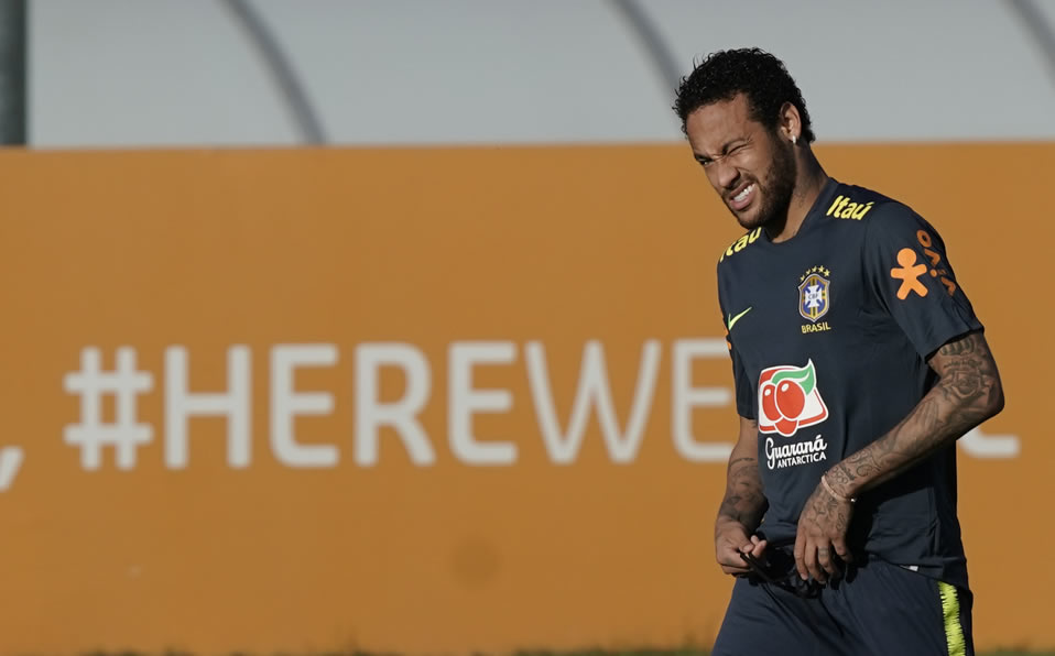 Neymar se sintió mal por divulgar mensajes íntimos, pero lo hizo para aclarar la situación. (Foto: AP)