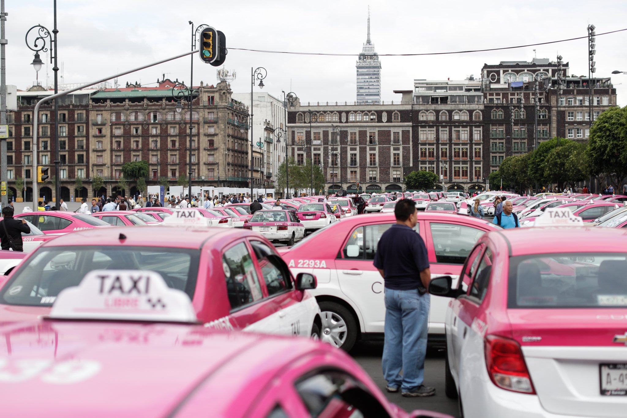 CDMX vive caos por paro de taxistas contra Uber y Didi