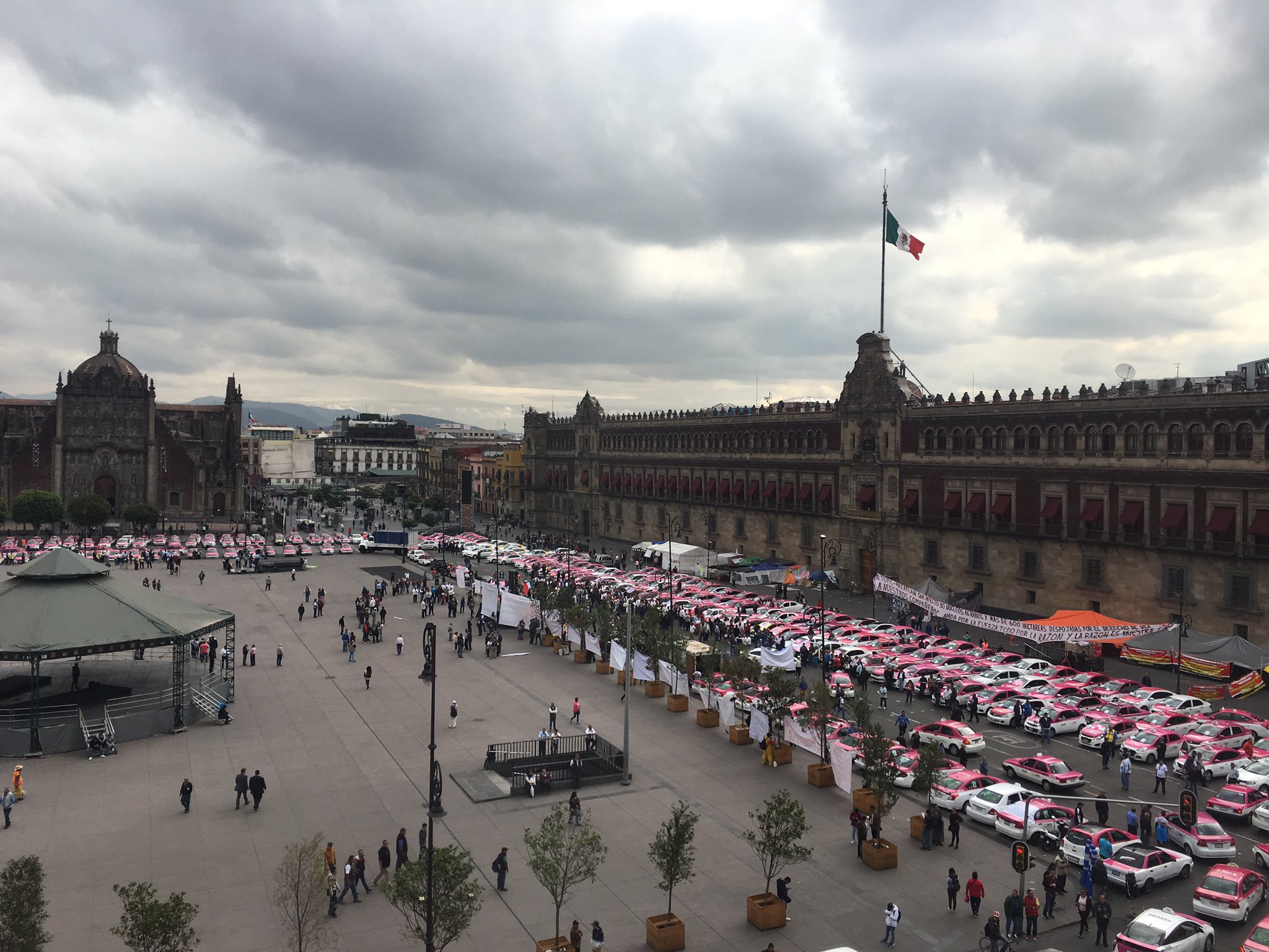 CDMX vive caos por paro de taxistas contra Uber y Didi