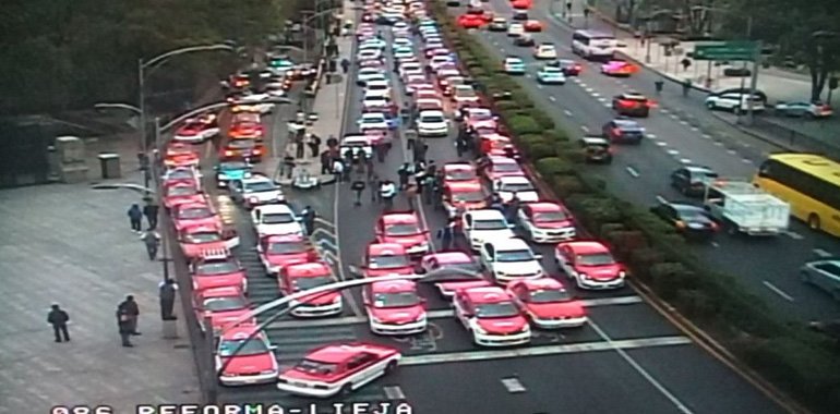 CDMX vive caos por paro de taxistas contra Uber y Didi