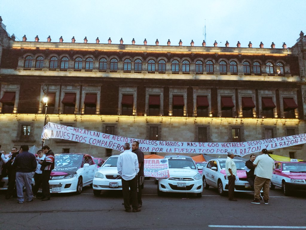 CDMX vive caos por paro de taxistas contra Uber y Didi