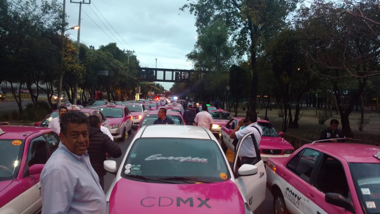 CDMX vive caos por paro de taxistas contra Uber y Didi