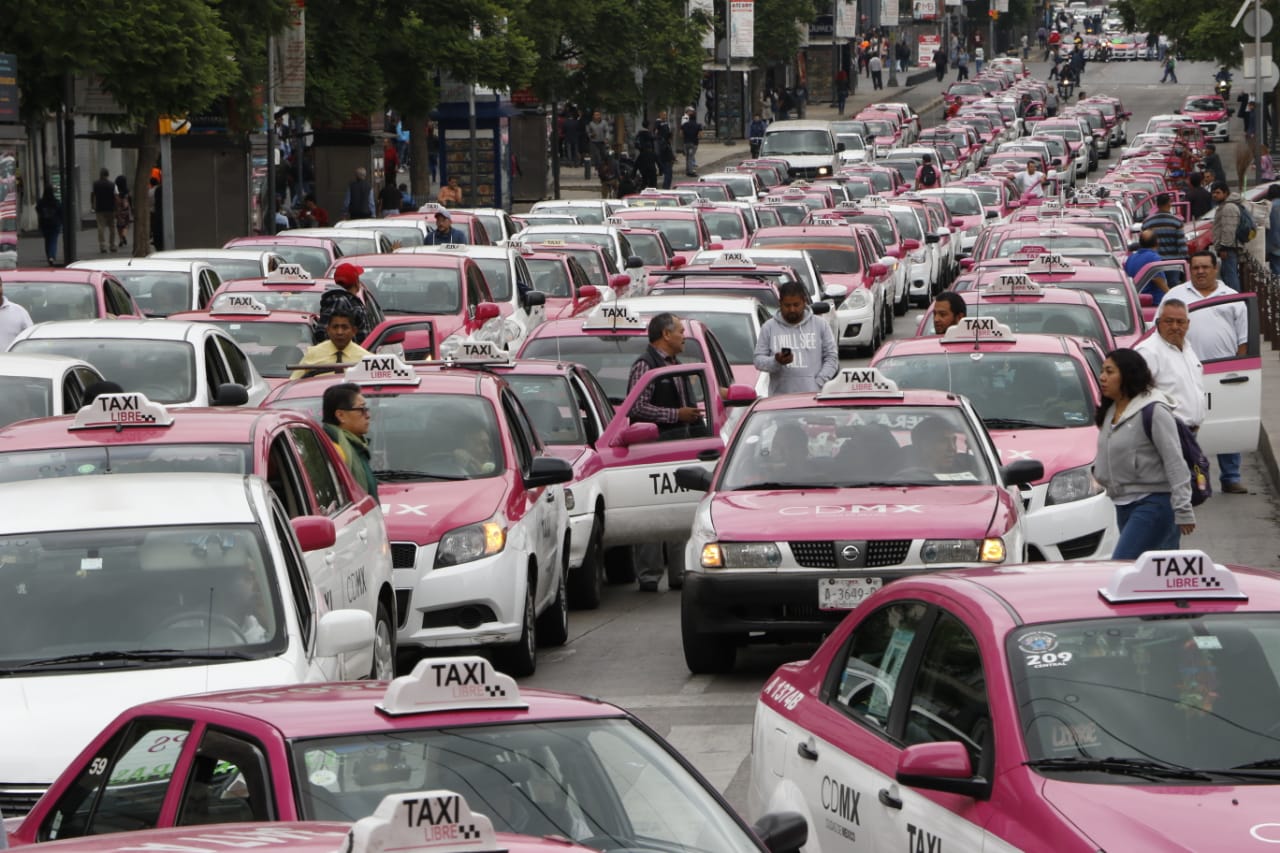 CDMX vive caos por paro de taxistas contra Uber y Didi