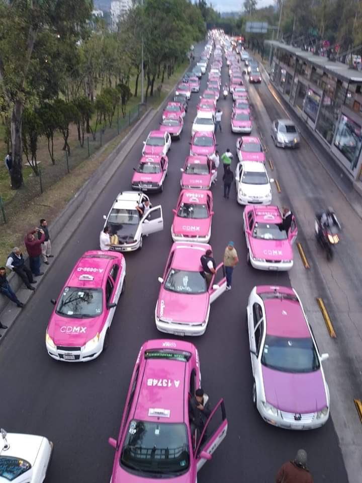 CDMX vive caos por paro de taxistas contra Uber y Didi