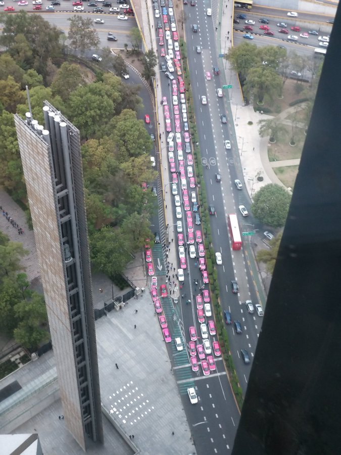 CDMX vive caos por paro de taxistas contra Uber y Didi