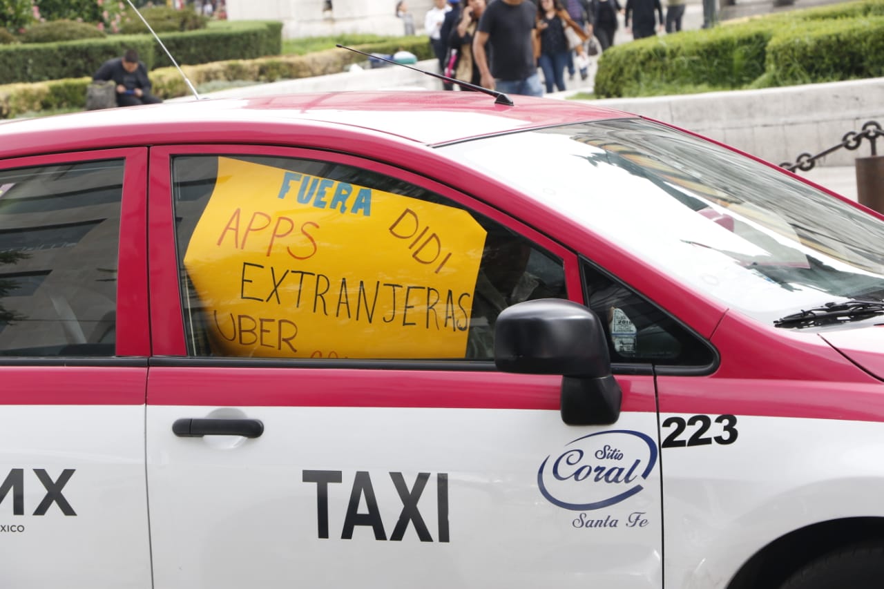 CDMX vive caos por paro de taxistas contra Uber y Didi