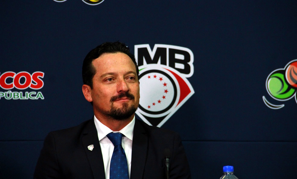 El CEO de la LMB sonríe durante la presentación de la alianza con Pronósticos. (Foto: Carlos Santiago R.)