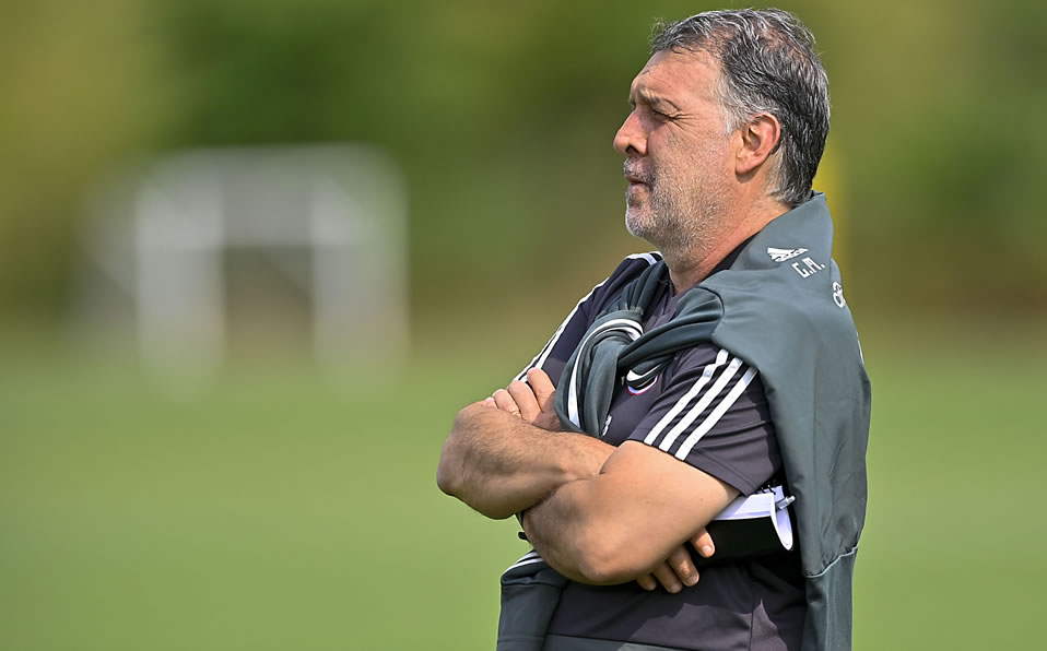 Tata comparó el caso de Lainez con Edson Álvarez, quien partiría mejor preparado. (Foto: Imago7)