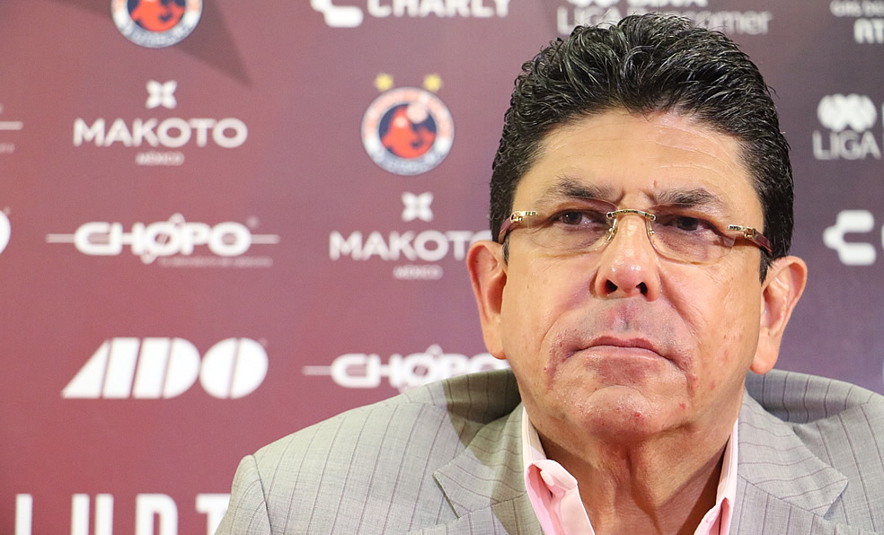 Fidel Kuri durante la presentación de Enrique Meza como DT de Tiburones.