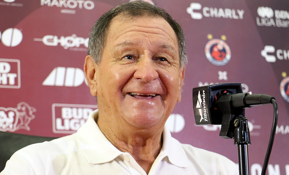 Fidel Kuri, presidente de los escualos, presentó a Enrique Meza. (Foto: @ClubTiburones)