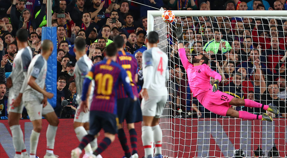 Lionel Messi viendo el golazo que le hizo al Liverpool de tiro libre. (Getty)