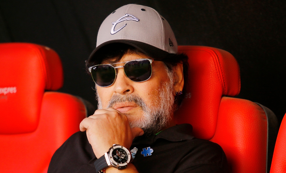 Maradona levanta la mano para ser técnico del Manchester United.