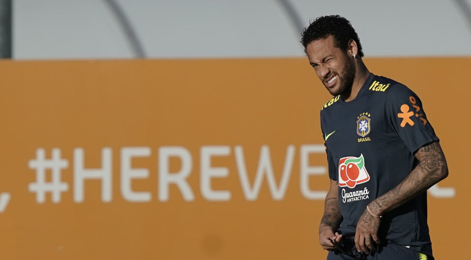 Neymar se sintió mal por divulgar mensajes íntimos, pero lo hizo para aclarar la situación. (Foto: AP)