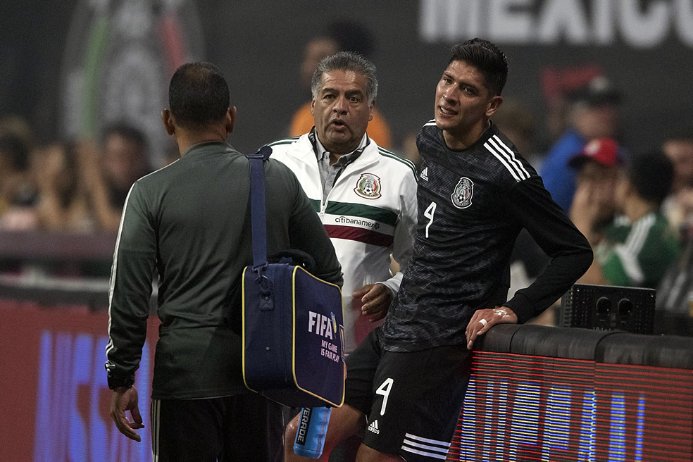 Edson Álvarez tuvo que abandonar el campo por lesión. (Foto: Imago7)