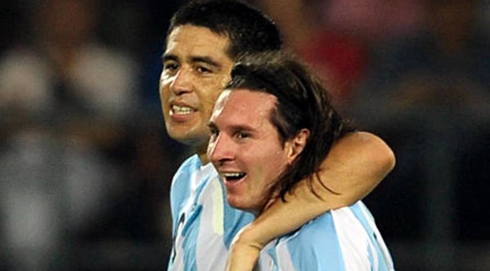 Lionel Messi y Juan Román Riquelme (Agencias)