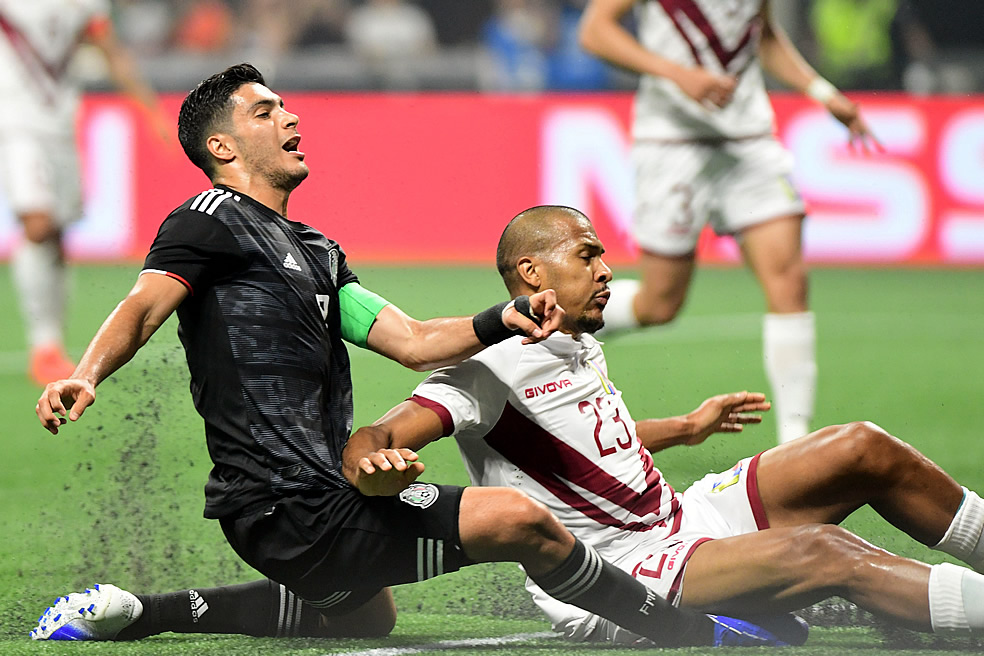 Raúl Jiménez estuvo bien marcado. (Foto: Mexsport)