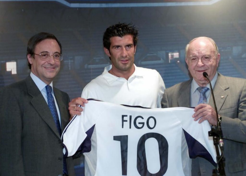 El primer Galáctico: Luis Figo llegó del archirrival, Barcelona, a la Casa Blanca en el 2000 por 67.2 millones.