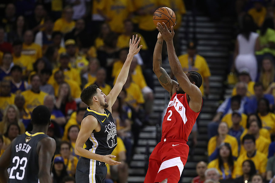 Kawhi Leonard marcó 36 puntos para los Raptors. (Foto: AFP)