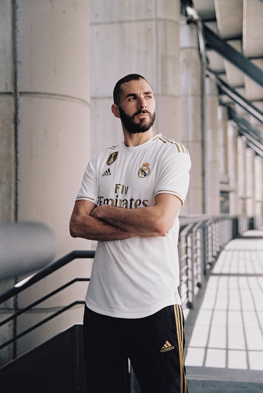 Desde la temporada 2011/12 no había aparecido el oro en las franjas del jersey blanco local del Real Madrid. Foto: Adidas