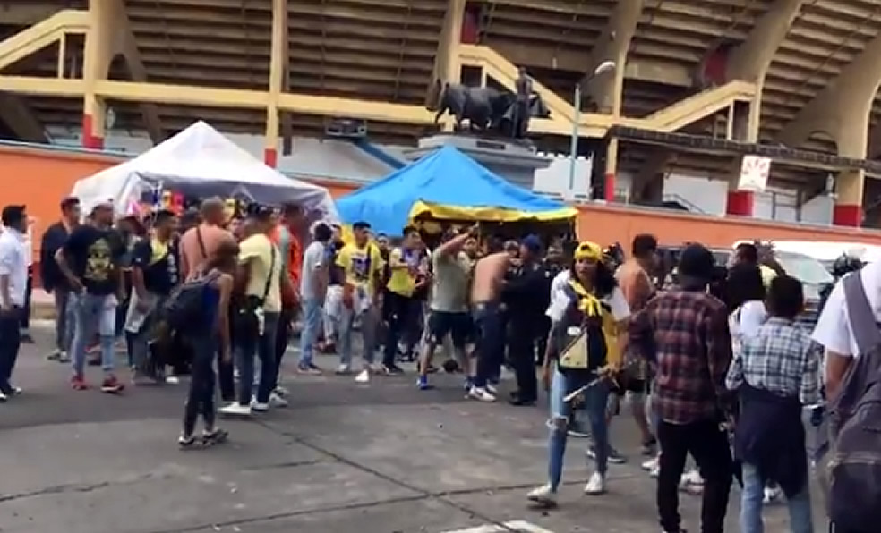 La Policía tuvo que intervenir para separar a los rijosos.