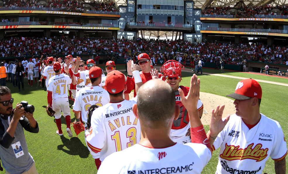 El equipo escarlata celebra su séptima victoria del año ante Tigres. (Foto: Enrique Gutiérrez)
