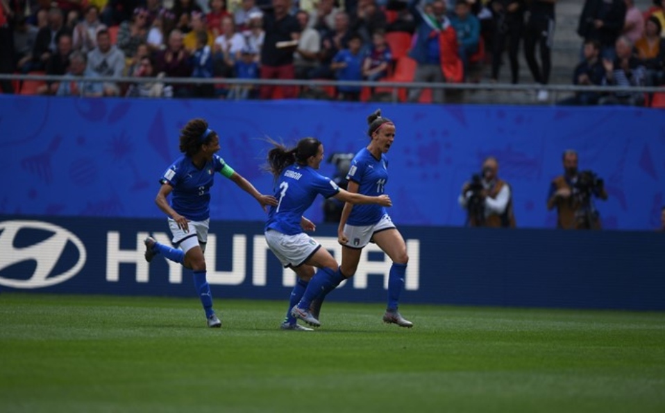 Italia vence 2-1 a Australia en su debut.
