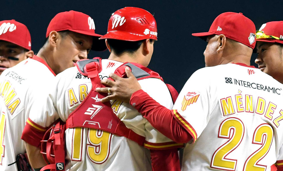 El lanzador en plática con el catcher Araiza, el coach de pitcheo y su traductor. (Foto: Enrique Gutiérrez)