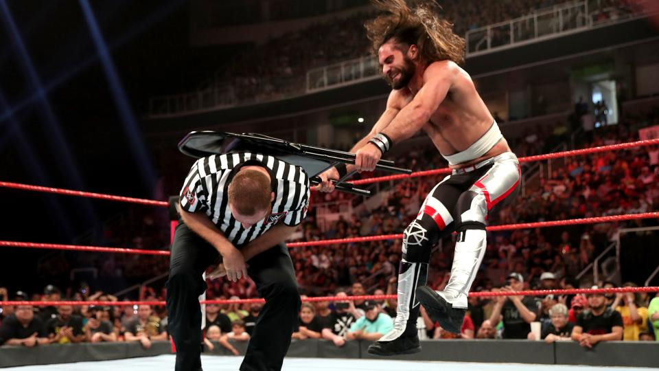 Rollins masacróa Sami Zayn tras sus intervenciones. (Foto: WWE)