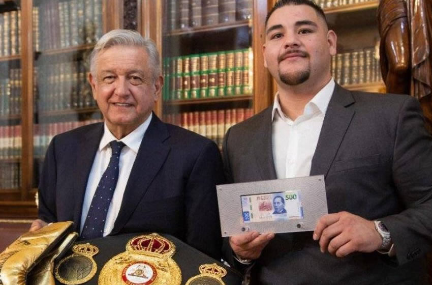 AMLO y Ruiz posando con los obsequios, destacando el billete de 500 pesos.