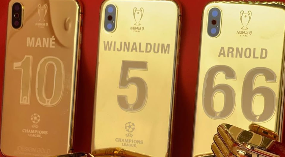 Las fundas del Liverpool van personalizadas con nombre y dorsal (@iDesignGold)