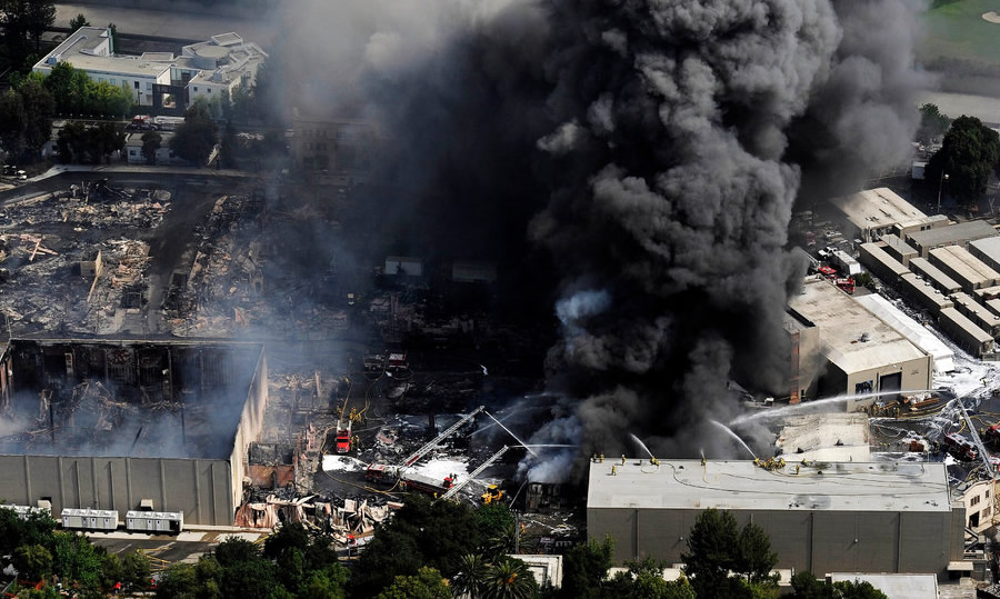 El incendio afectó al cine y la música. (Foto: AP)