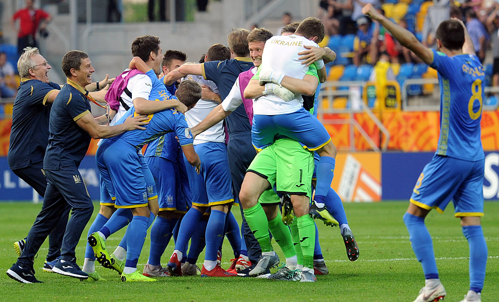Jugadores y cuerpo técnico de Ucrania celebran eufóricos el pase a la Final. (Foto: AFP)