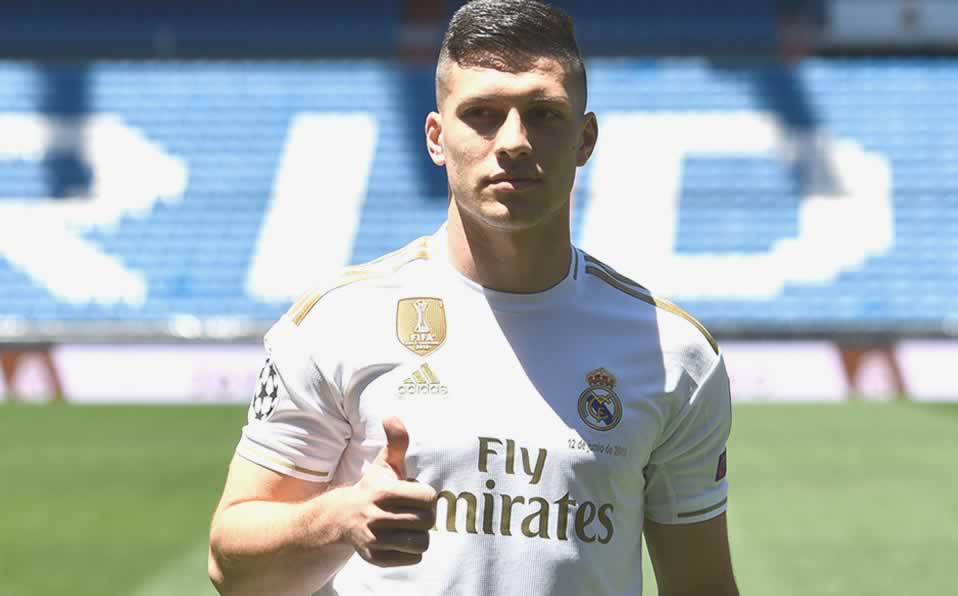 Durante su presentación en la cancha del Bernabéu. (AFP)