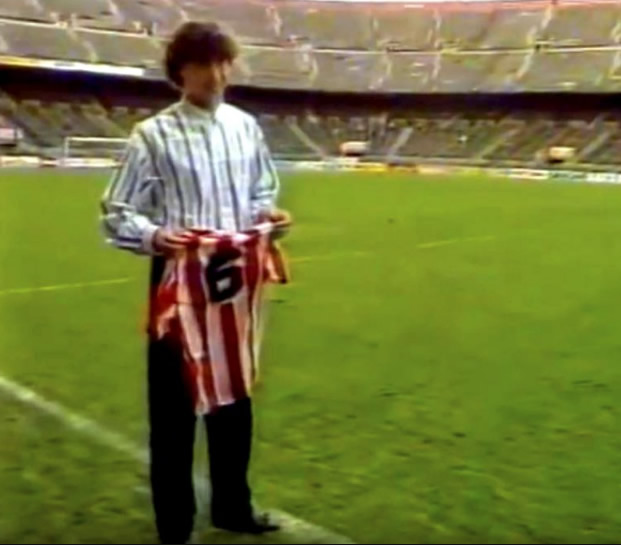 Fotos de los jugadores del Real Madrid que vistieron la camiseta rival; Fernando Hierro con la camiseta del Atlético de Madrid.