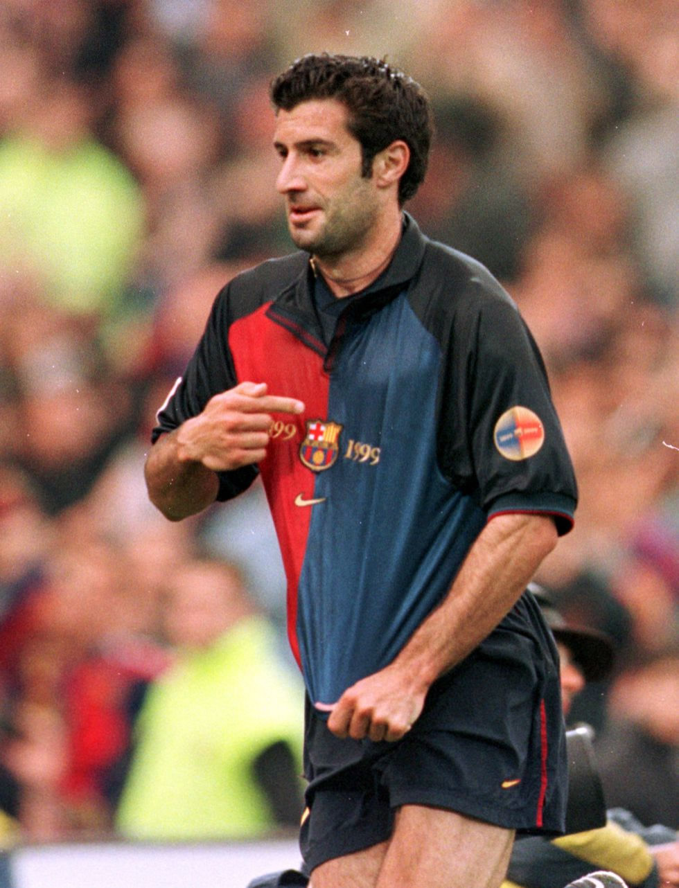 Fotos de los jugadores del Real Madrid que vistieron la camiseta rival; Luis Figo en su etapa con el Barcelona.