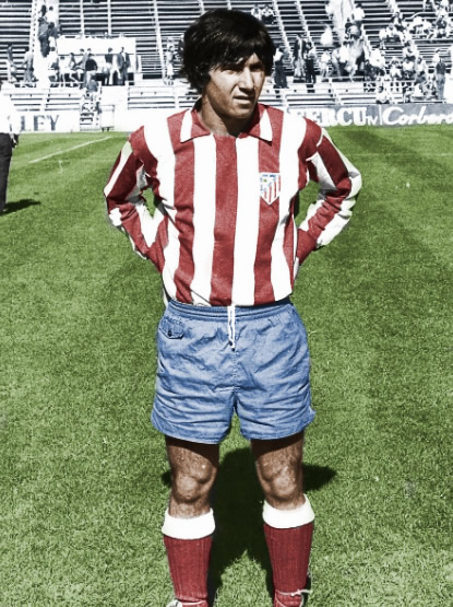 Fotos de los jugadores del Real Madrid que vistieron la camiseta rival; Juanito con la playera del Atlético de Madrid.