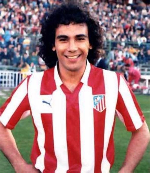 Jugadores del Real Madrid que vistieron la camiseta rival; Hugo Sánchez con playera del Atlético de Madrid.