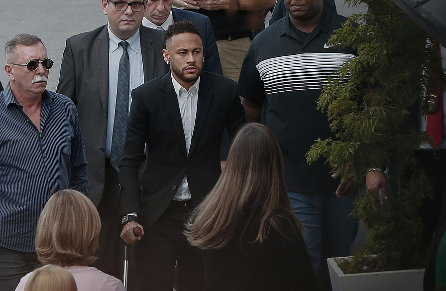 Neymar estuvo rodeado por un fuerte dispositivo de seguridad. (Foto: AFP)