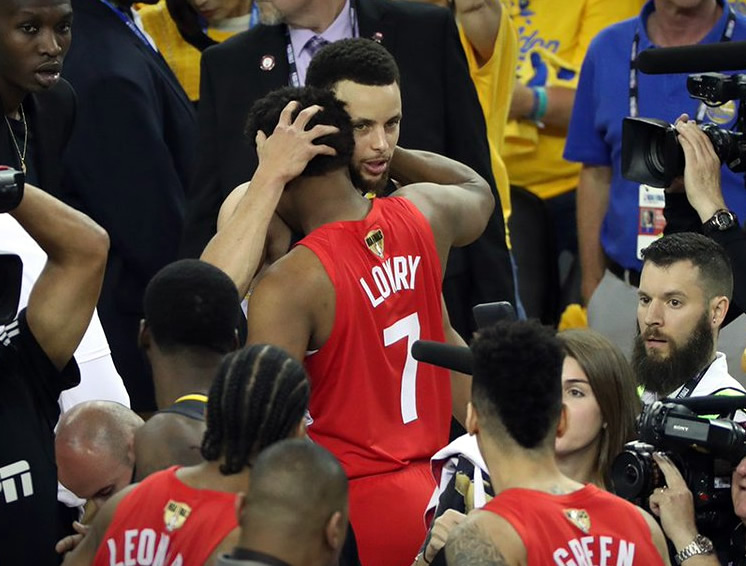 Stephen Currry felicitó al Campeón Lowry.