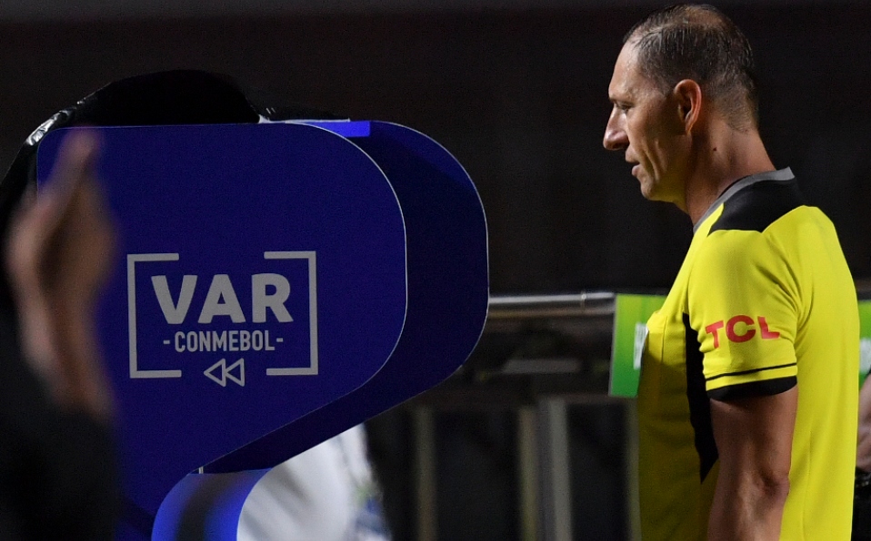 El VAR es utilizado por primera vez en la historia de la Copa América. (AFP)