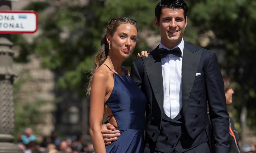 Álvaro Morata y su pareja a su llegada a la boda de Sergio Ramos y Pilar Rubio.