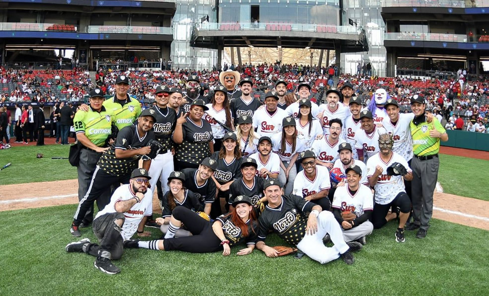 Al final, todas las celebridades posaron para una foto en la casa de los Diablos Rojos del México. (Foto: @LigaMexBeis)