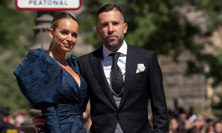 Jordi Alba y su pareja a su llegada a la boda de Sergio Ramos y Pilar Rubio.