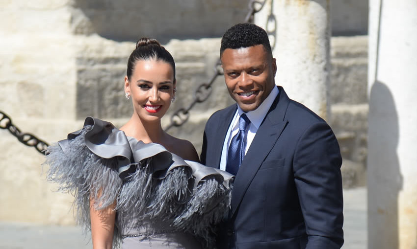 Julio Baptista y su pareja a su llegada a la boda de Sergio Ramos y Pilar Rubio.