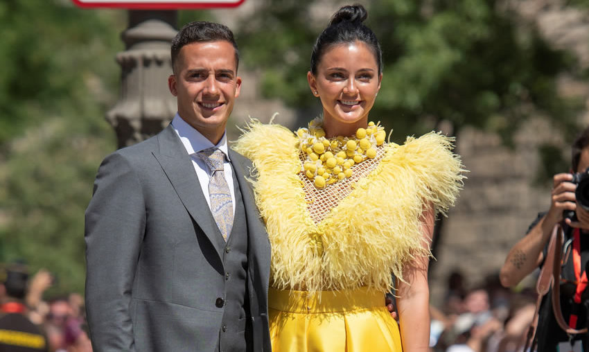 Lucas Vázquez y su pareja a su llegada a la boda de Sergio Ramos y Pilar Rubio.