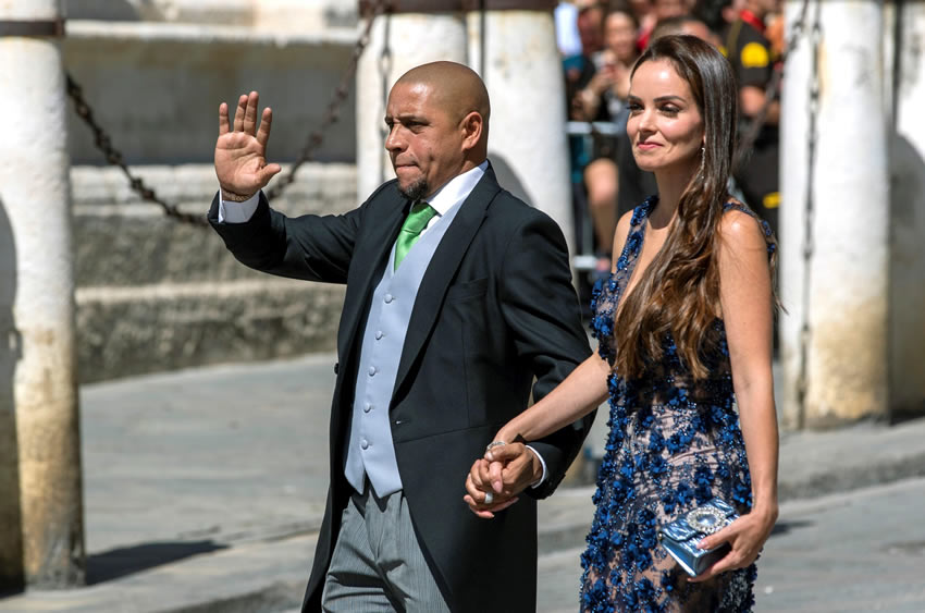 Roberto Carlos y su pareja a su llegada a la boda de Sergio Ramos y Pilar Rubio.