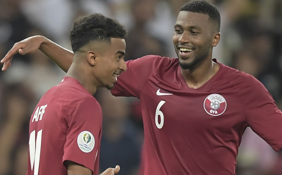 Ali Almoez y Boualem Khoukhi marcaron los goles del combinado catarí. (Foto: AFP)