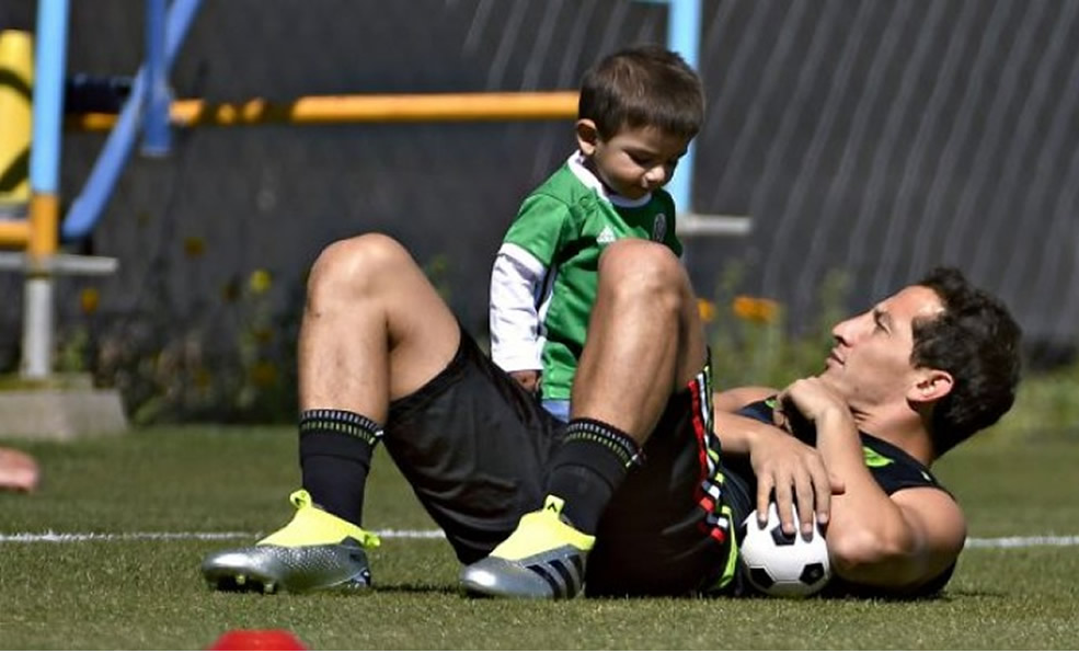 Andrés Guardado con Máximo, su gran consentido.
